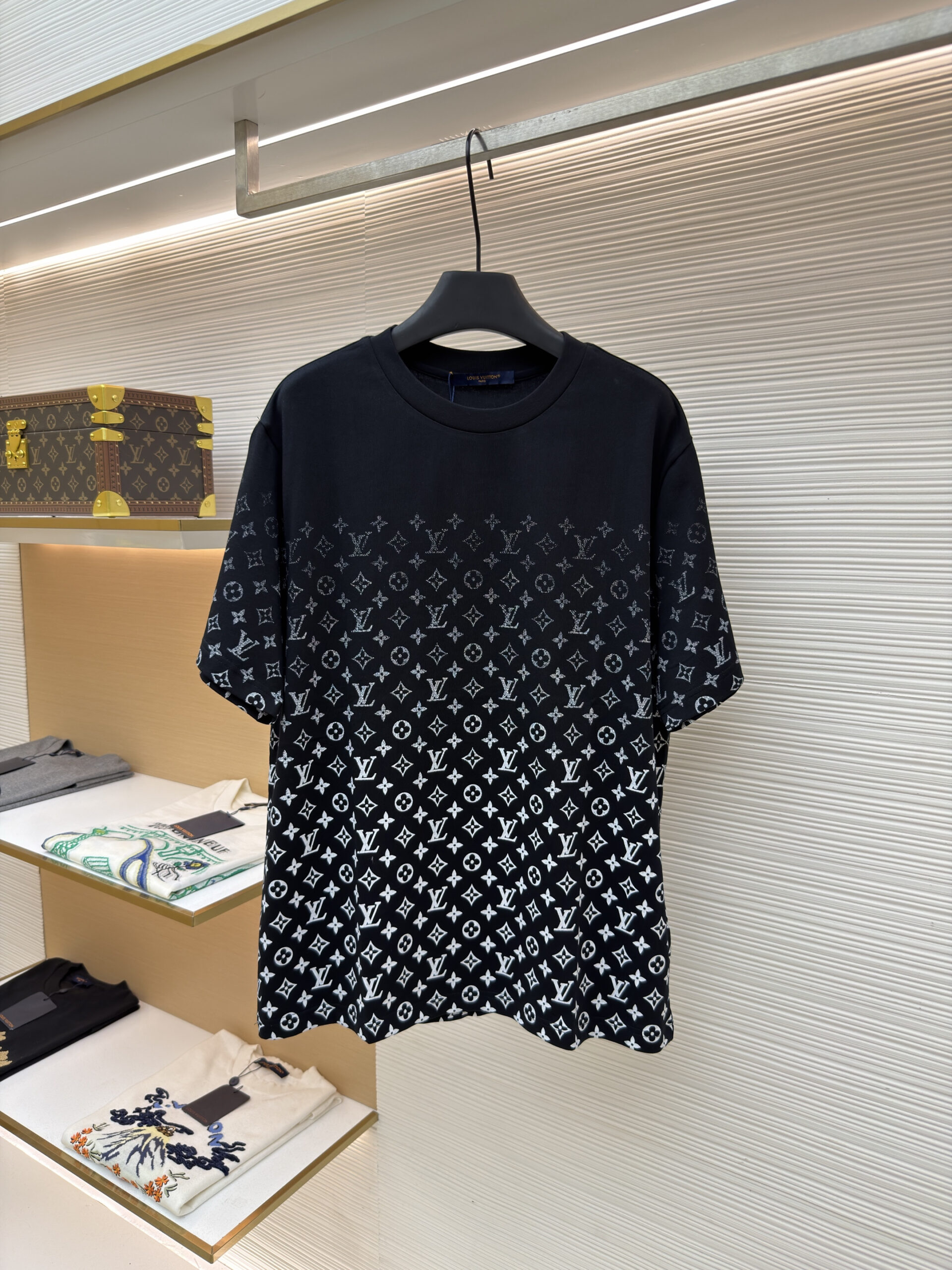 0_HDSavePhotos1-4-scaled-1.jpg Louis Vuitton T-shirt - Image 1